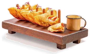 Pastéis de camarão com aioli de wasabi, como servido na casa
